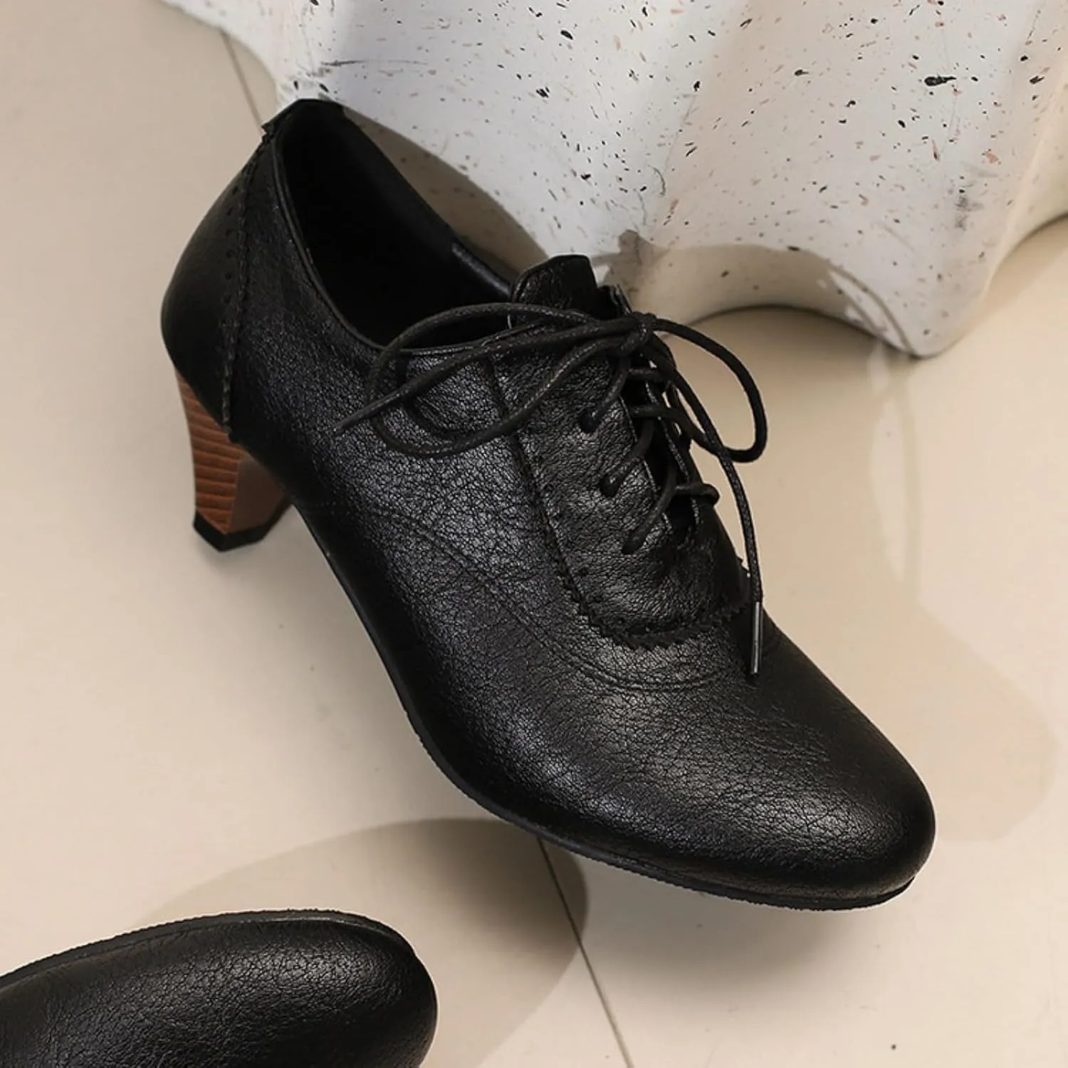 Women's Vintage Leather Lace Up Oxfords Brogues Shoes Classic Round Toe Kitten Low Chunky Heels Casual Office Work Dress Pumps
